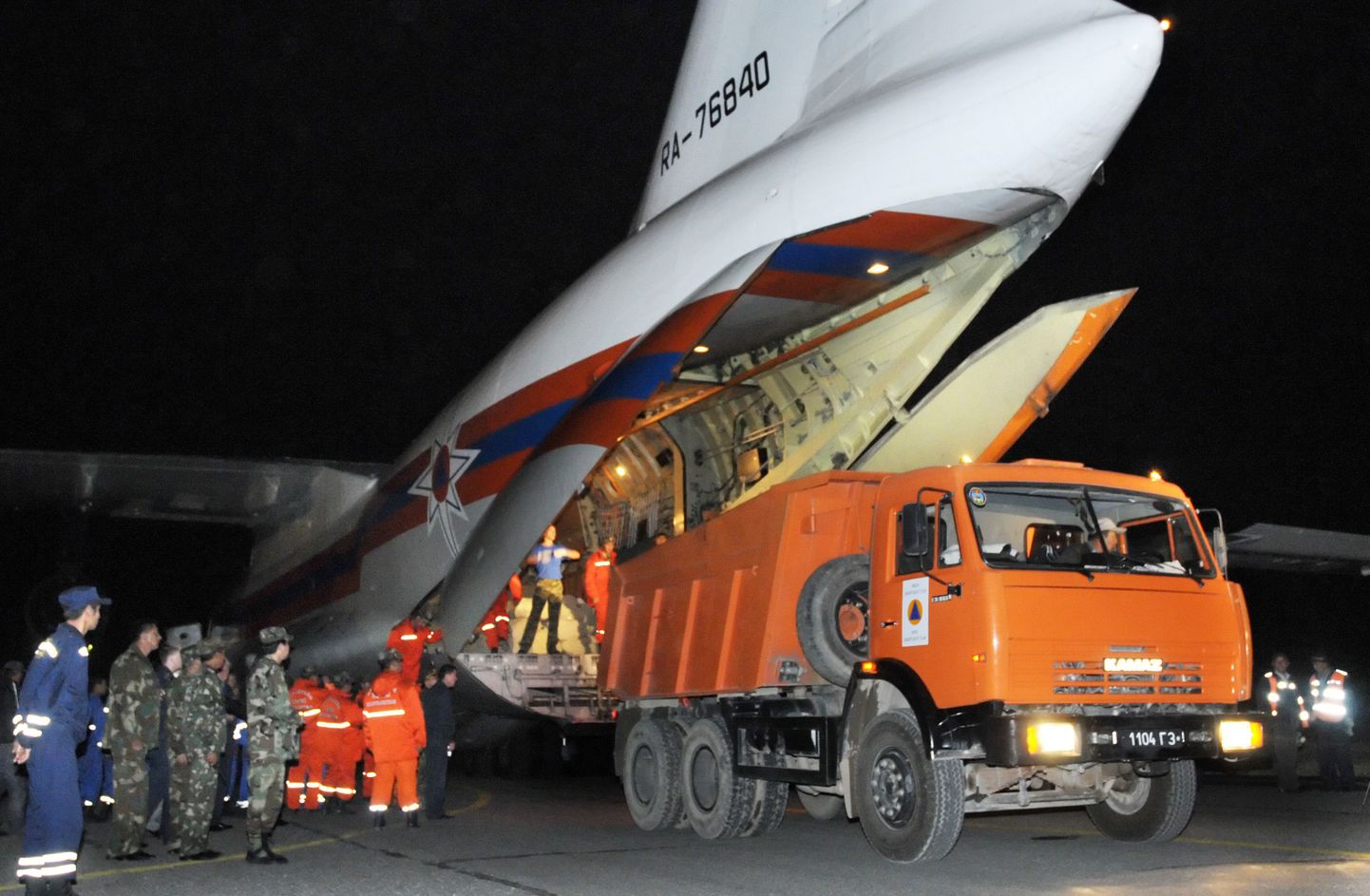 KamAZi veoauto Vene eriolukordade ministeeriumi lennuki ees.
