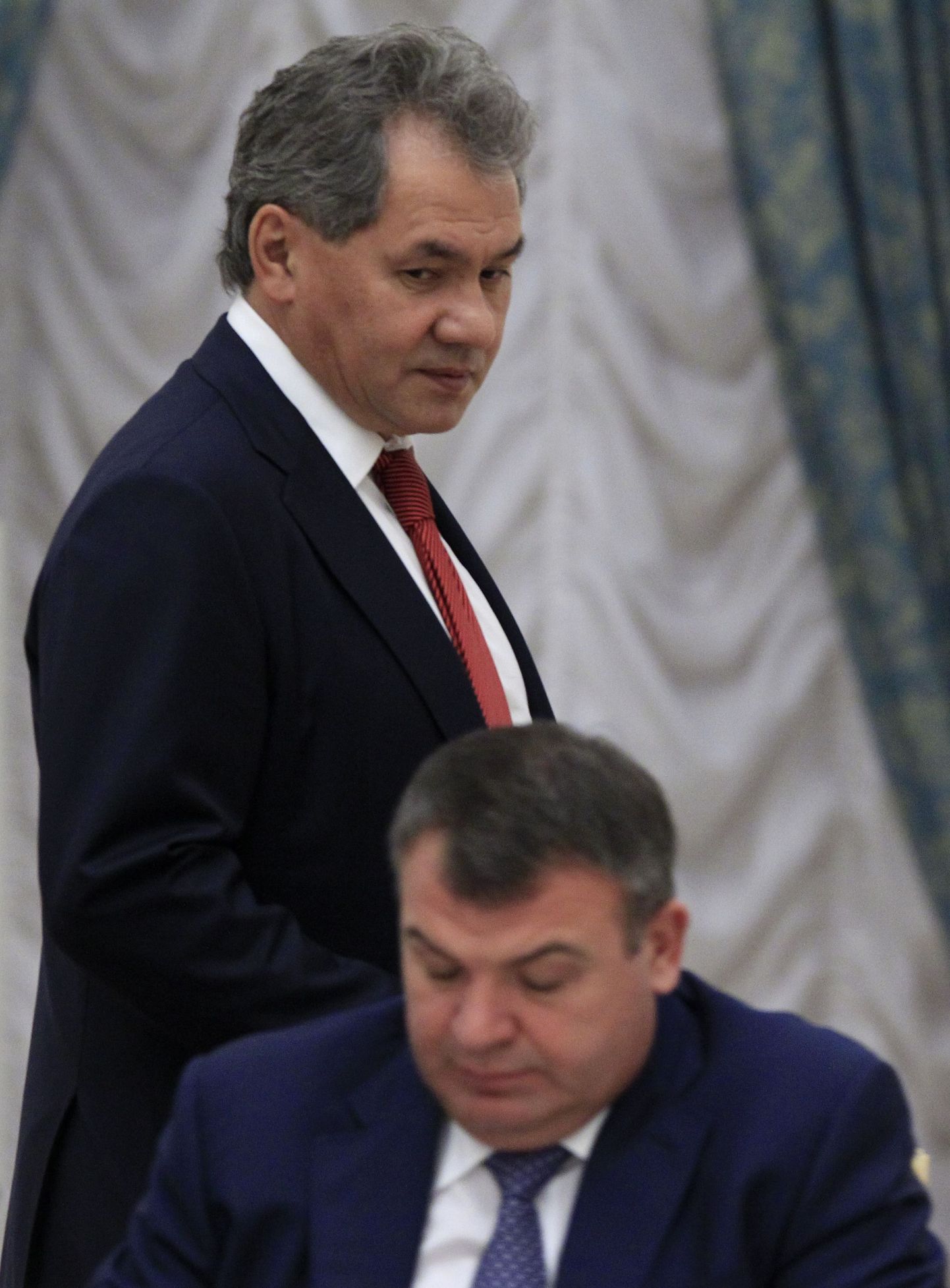 Senine kaitseminister Anatoli Serdjukov (istub) koos oma mantlipärija Sergei Šoiguga.