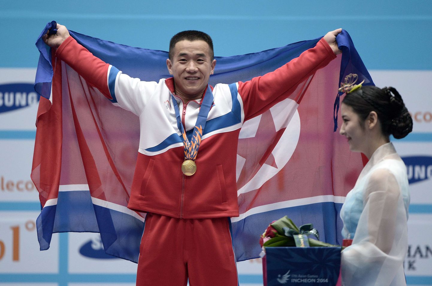 Om Yun-Chol 2014. aasta Aasia mängudel kuldmedalit tähistamas.