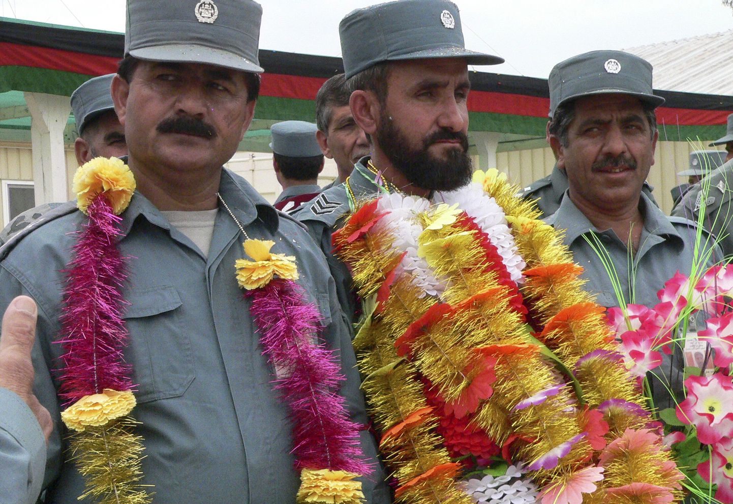 Koolilõputseremoonia puhul vanikuid kandvad Jalalabadi politseinikud.