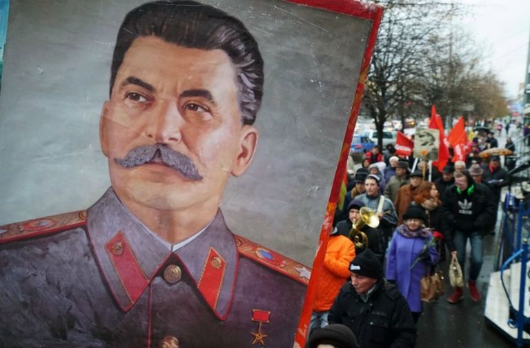 Сталин и сталинизм продолжают волновать умы россиян. 2016 год, 7 ноября, праздничная демонстрация в Калиниграде