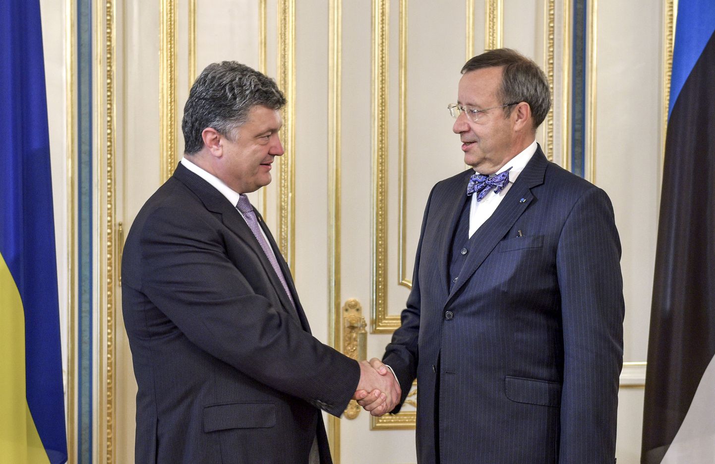 Президент Эстонии Тоомас Хендрик Ильвес (справа) и президент Украины Петр Порошенко.