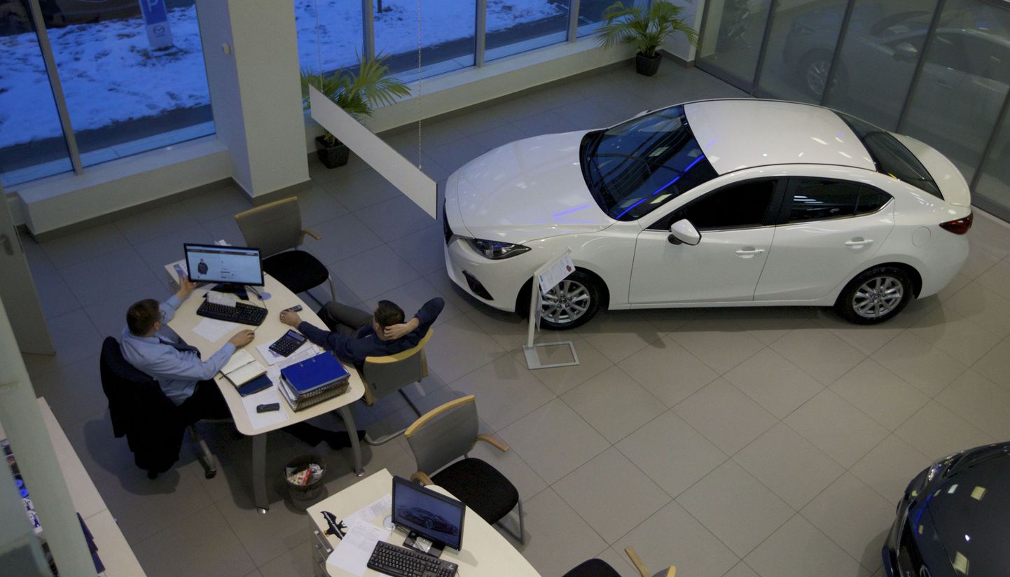 Moskva BMW müügisalongis ootavad automüüjad ostjaid, keda ennustatakse tänavu märksa vähemal hulgal saabuvat.