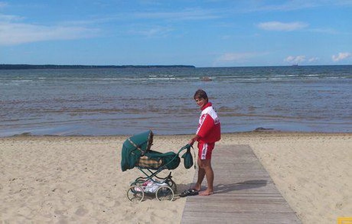 Береговая охрана G4S успокаивает оставленного без присмотра младенца (пляж Штромка, 1 августа)
