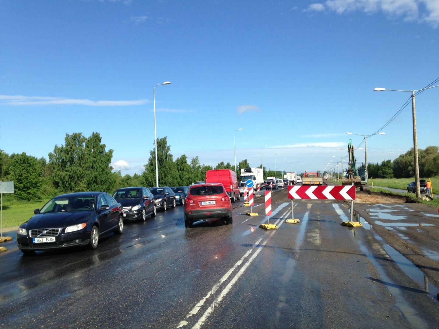 Liiklus Tartu maanteel.