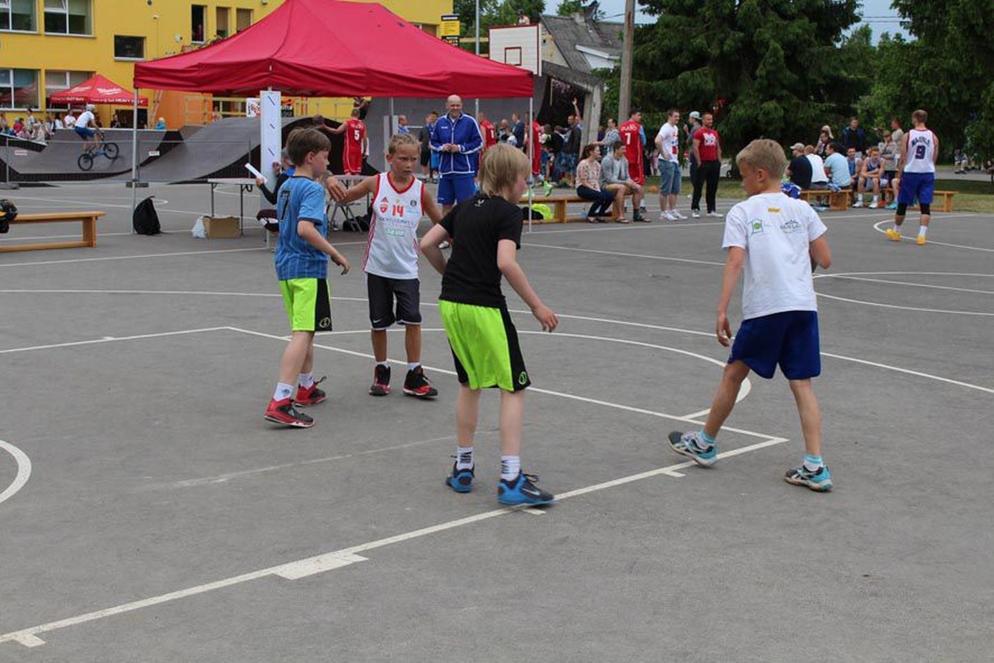 Tänavakorvpallisarja «Paide suvi» esimene osavõistlus paelus lisaks meestele ka 11 noort korvpallurit.