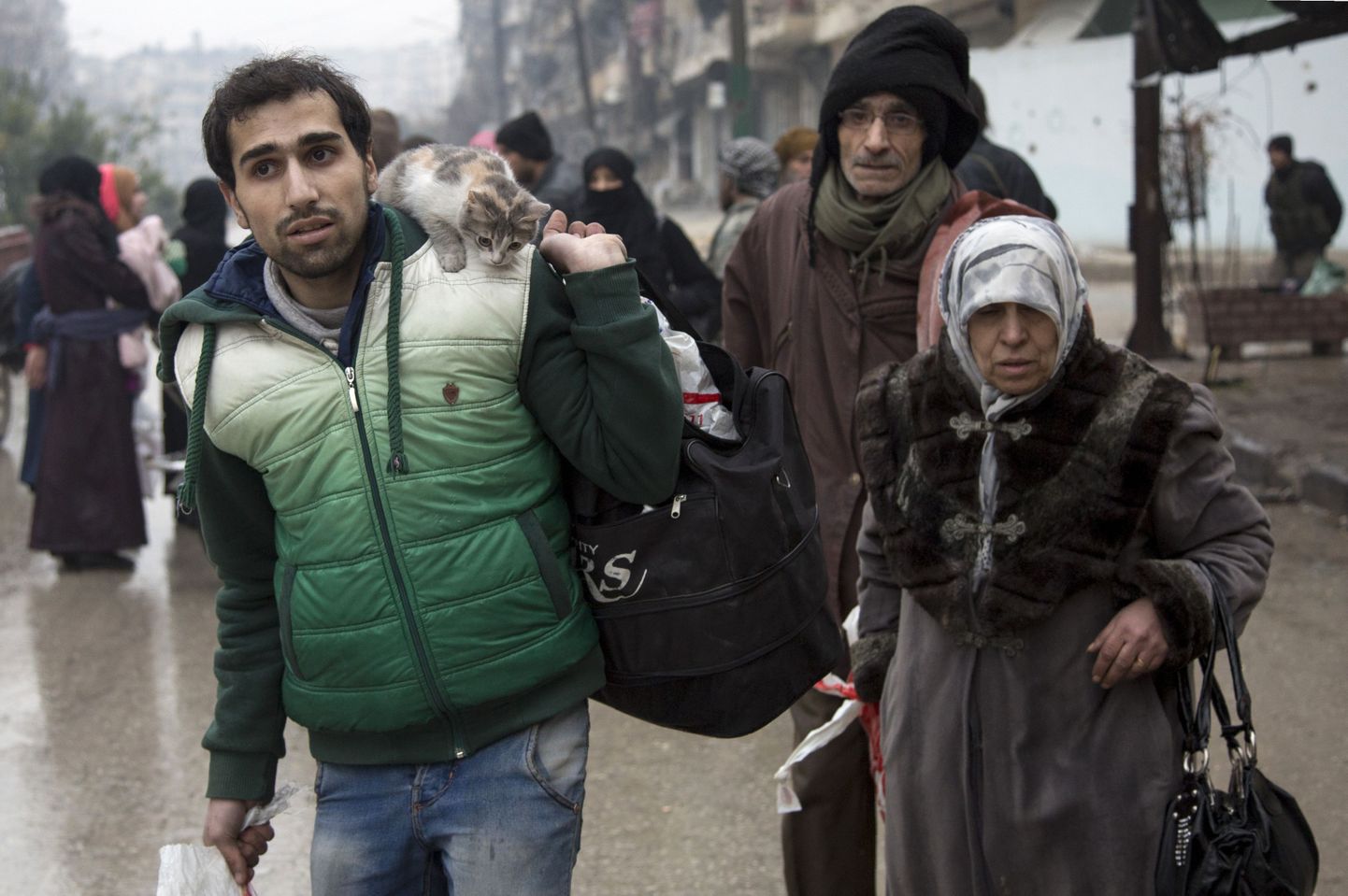 Tsiviilisikud lahkumas Aleppo idaosast