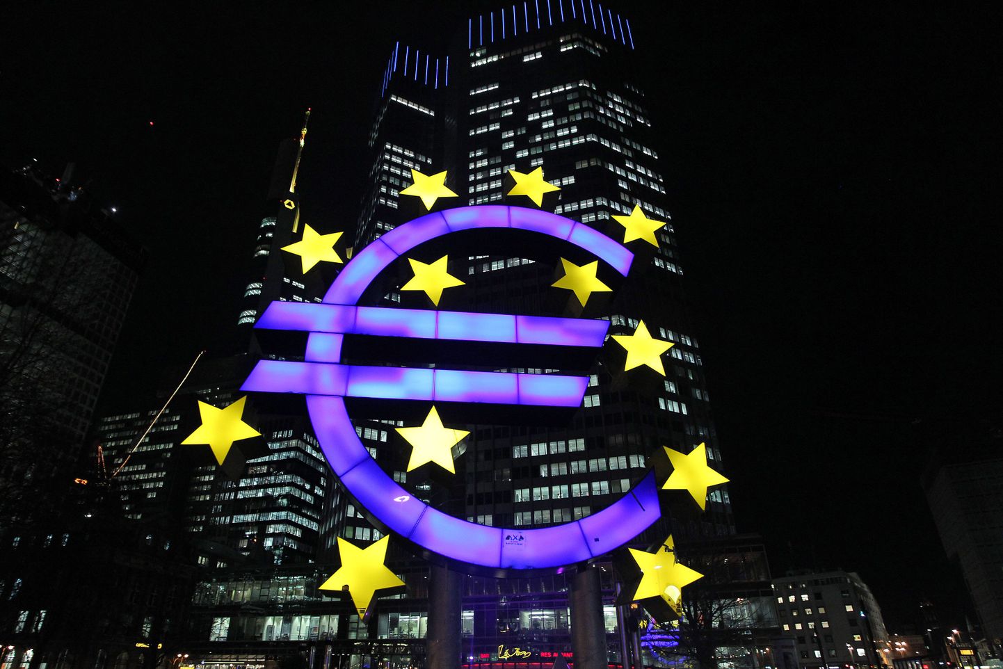 Euro märk Euroopa Keskpanga ees
