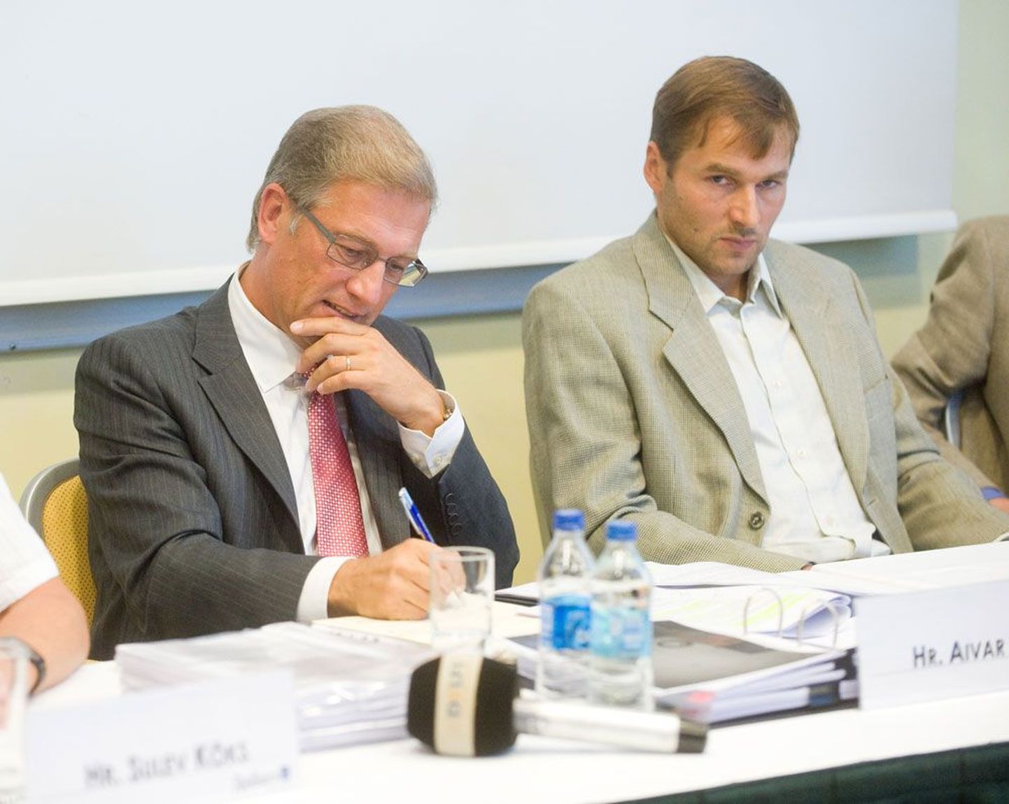 Advokaat Aivar Pilv (vasakul) ja Andrus Veerpalu pressikonverentsil kaks aastat tagasi.