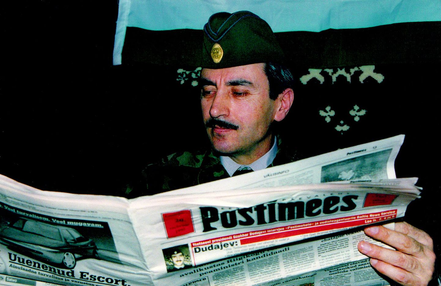 Tšetšeenide esimene president Džohhar Dudajev 1995. aastal lugemas Postimeest.