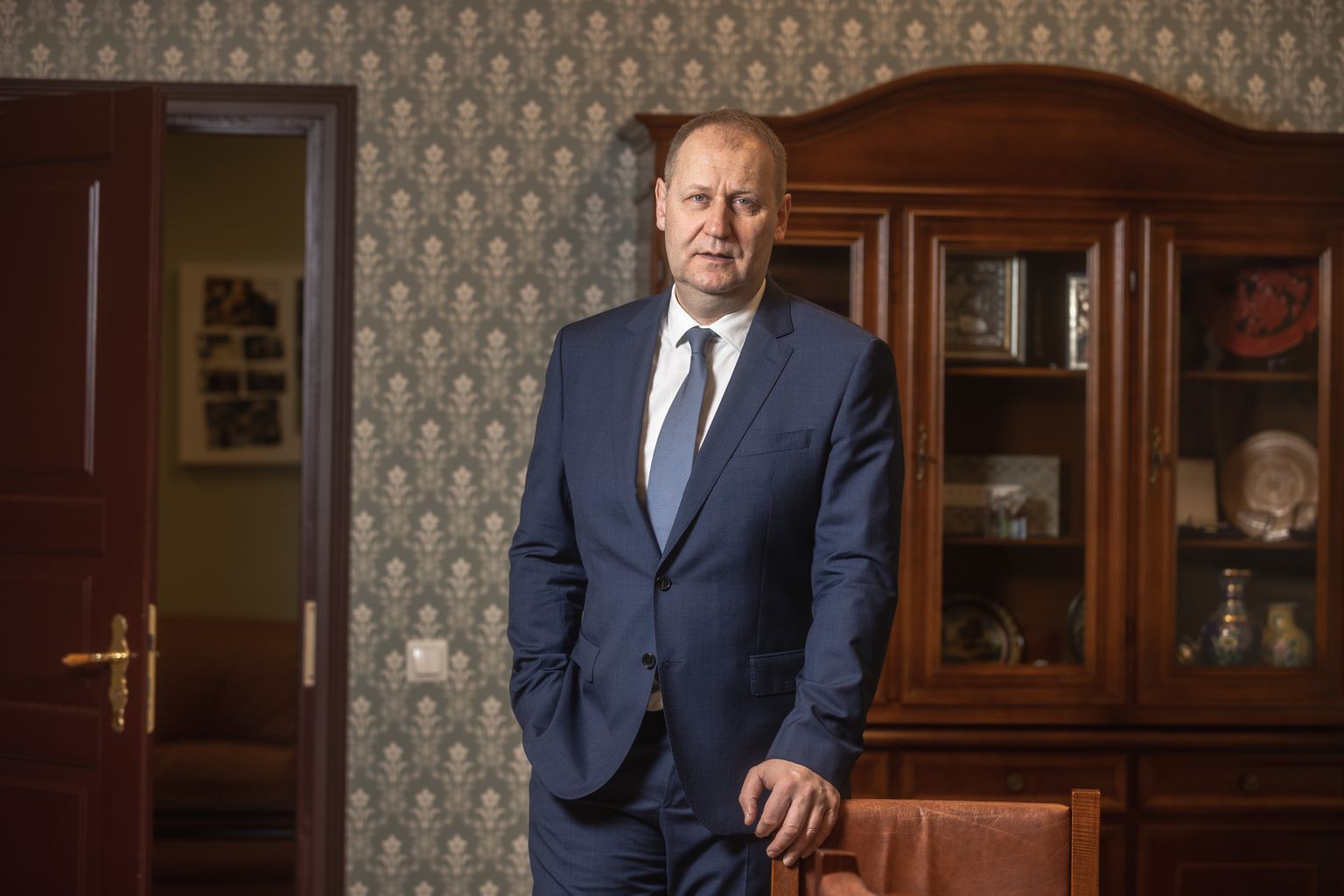 Maaeluminister Urmas Kruuse oma töökabinetis.