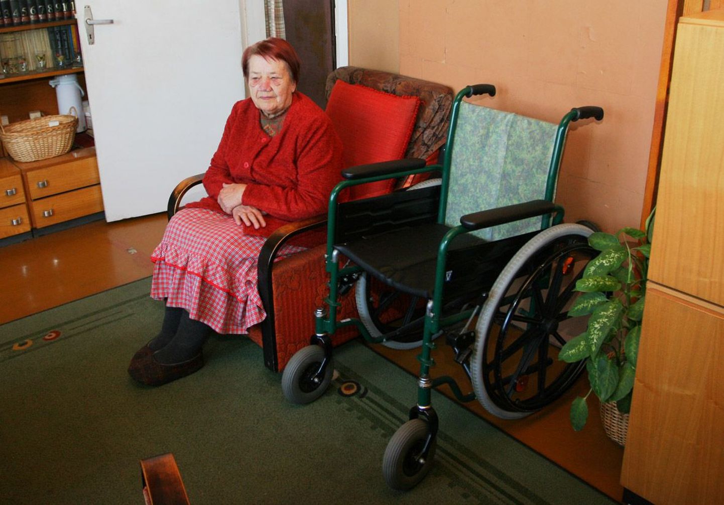 Kuigi oktoobrist tuleb Elfriede Jõesalu (pildil) ratastooli rendi eest tasuda 29 krooni asemel 291 krooni, siis tühjaks tool ei jää.