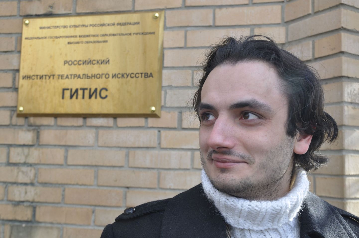 Anton Kiseljus GITISe ees, mis asub Moskvas sisuliselt üle tee Eesti saatkonnast.