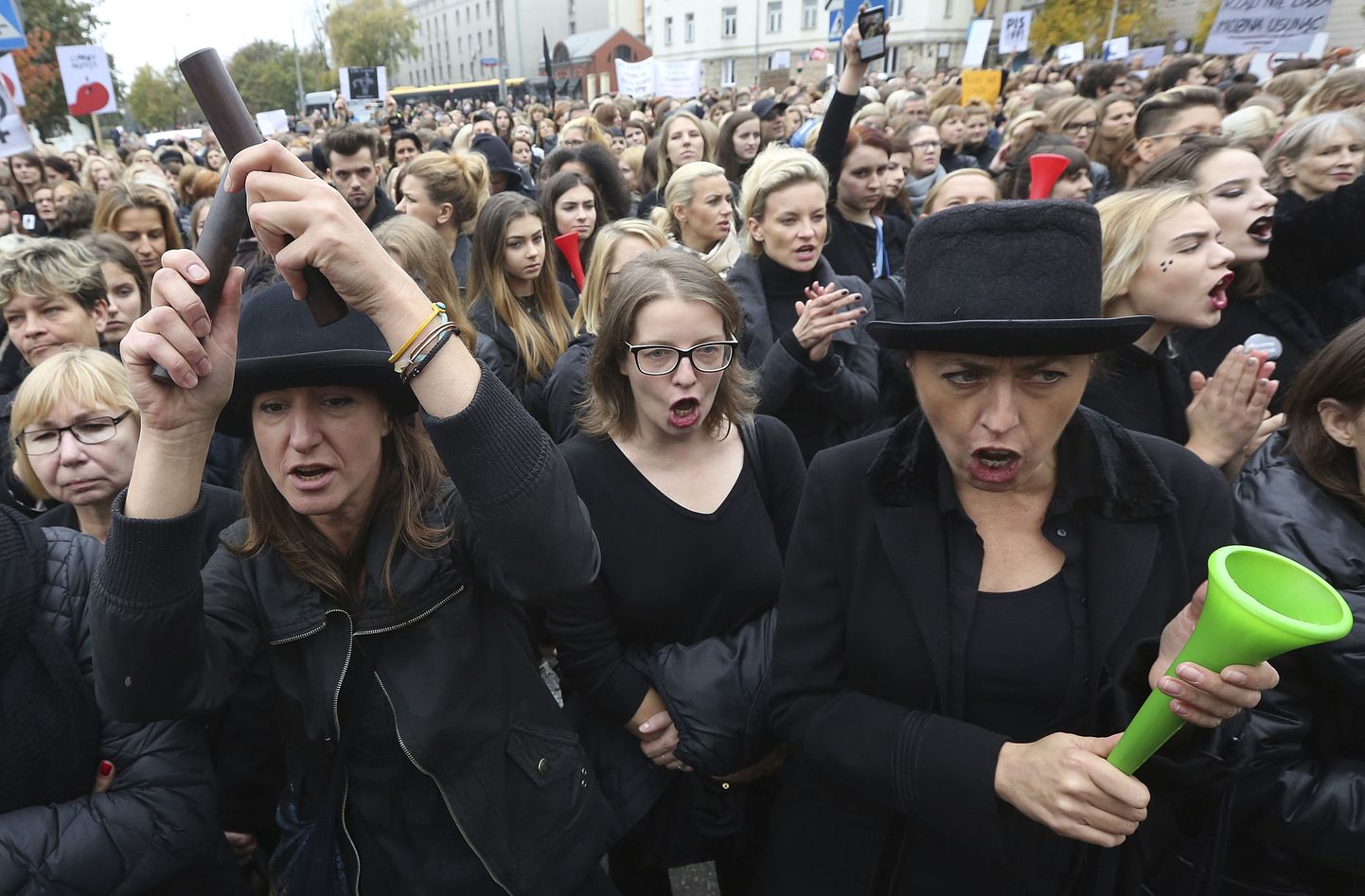 Польки вышли на улицу, чтобы выразить свой протест против поправки к законам, которые введут полный запрет аборты.