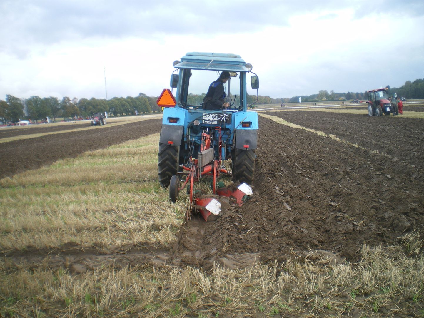 Brüsseli poole liikuva protestitraktoriga sama marki traktor 2012 . aasta Eesti künnivõistlustel. Künnab Indrek Zilensk.
