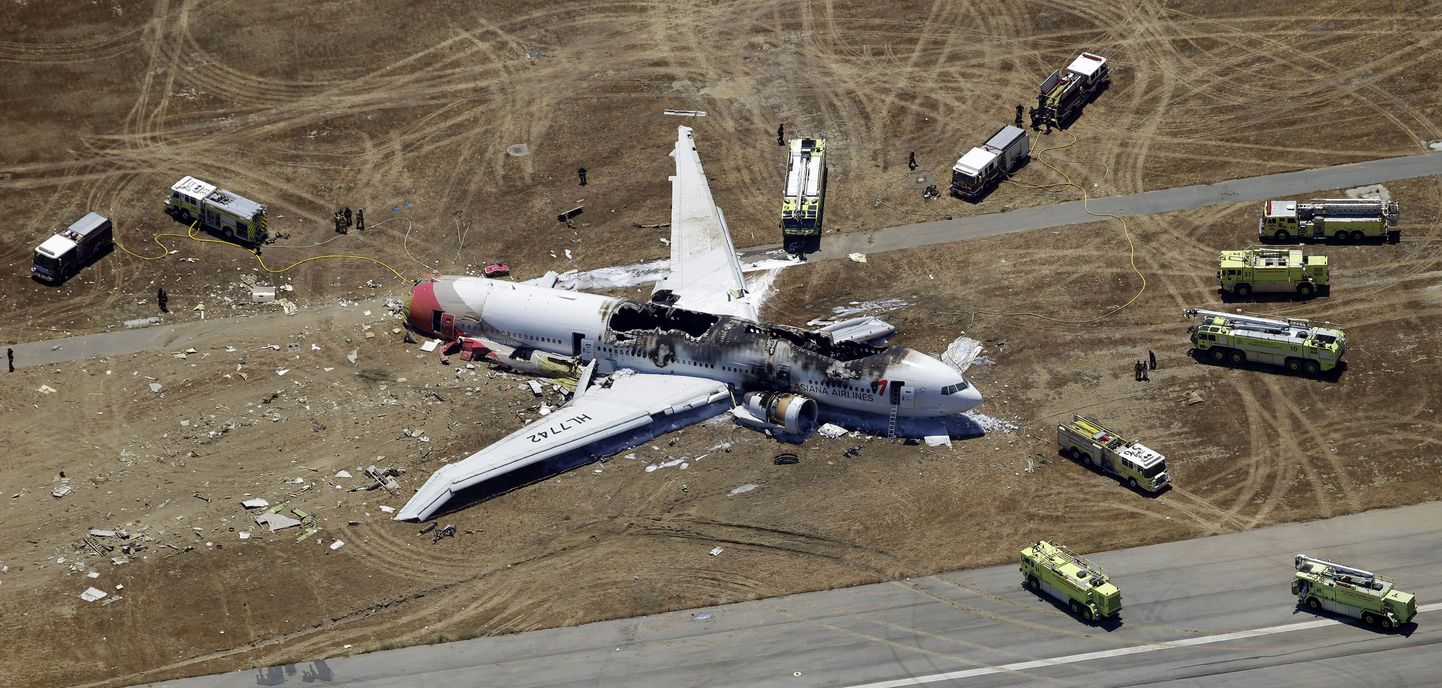 Asiana Airlines'i hädamaandumisel purunenud lennuk San Francisco lennuväljal.