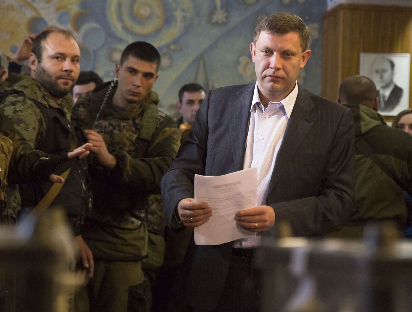 Olematu Donetski rahvavabariigi üks liidritest Aleksandr Zahhartšenko hääletussedelitega Donetski valimisjaoskonnas.