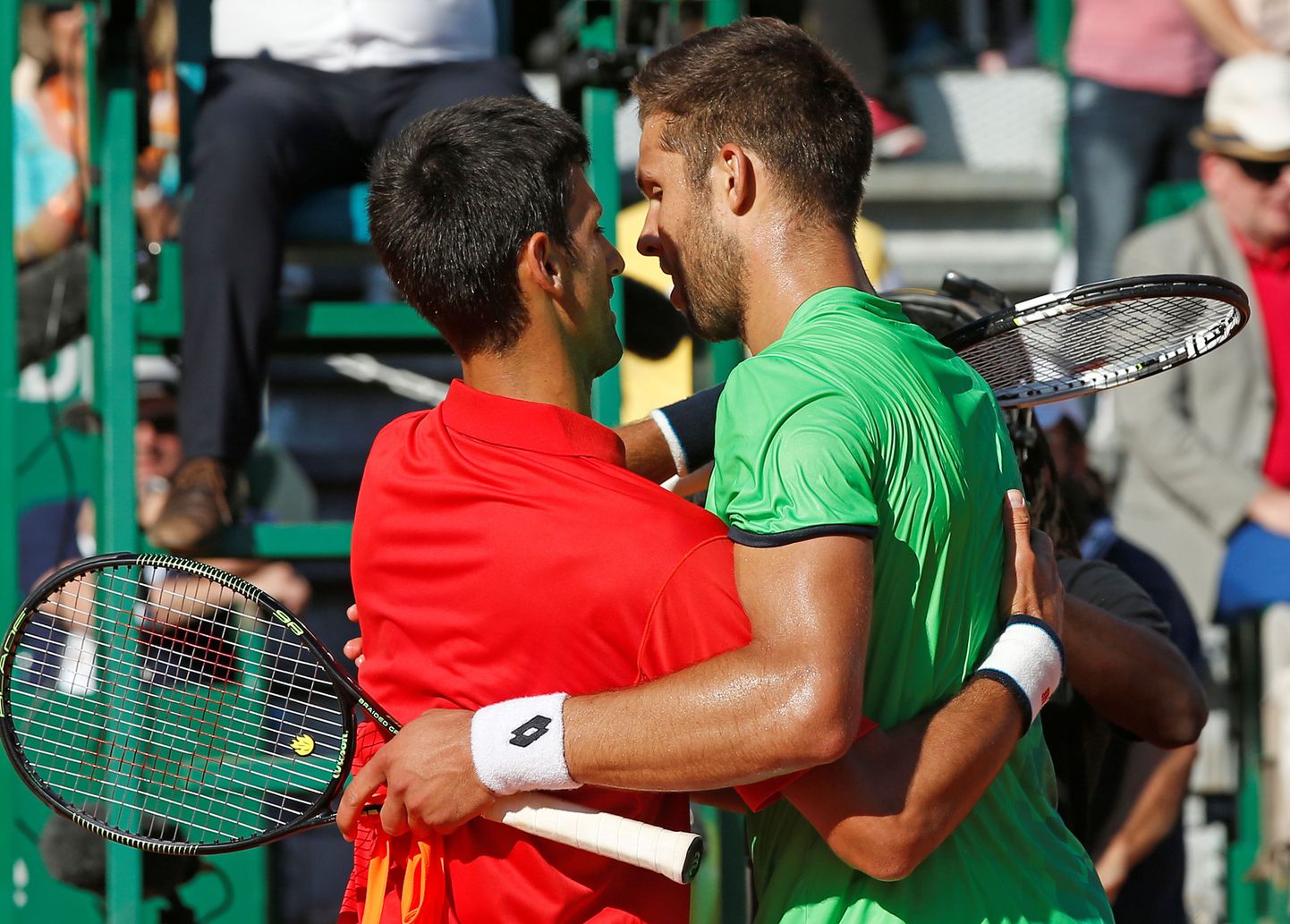 Novak Djokovic (vasakul) õnnitleb Jiri Veselyy