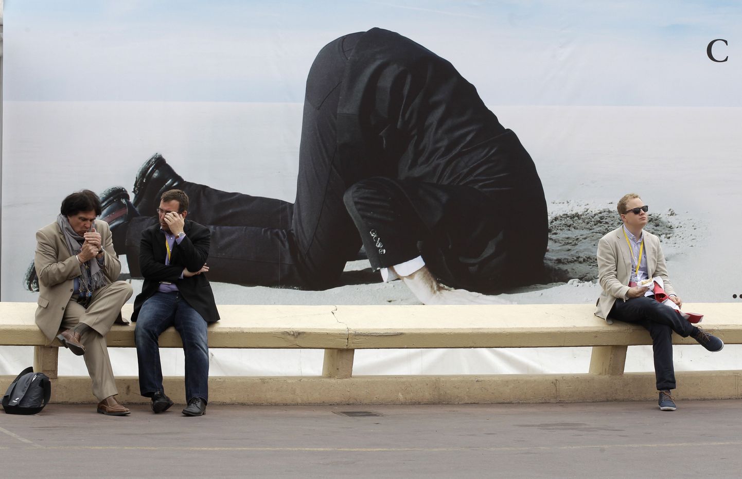 Inimesed Cannes'is Charlie Sheeni uue sarja "Anger Management" postri ees