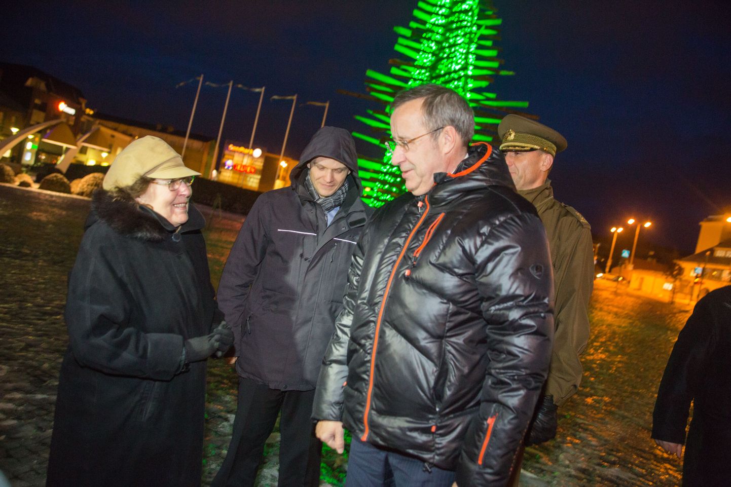 President käis oma silmaga Rakvere jõulupuud kaemas ning leidis mahti linnakodanikegagi vestelda.