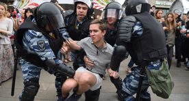 Фото, видео: в Москве и Петербурге жестко задерживают участников протестных акций