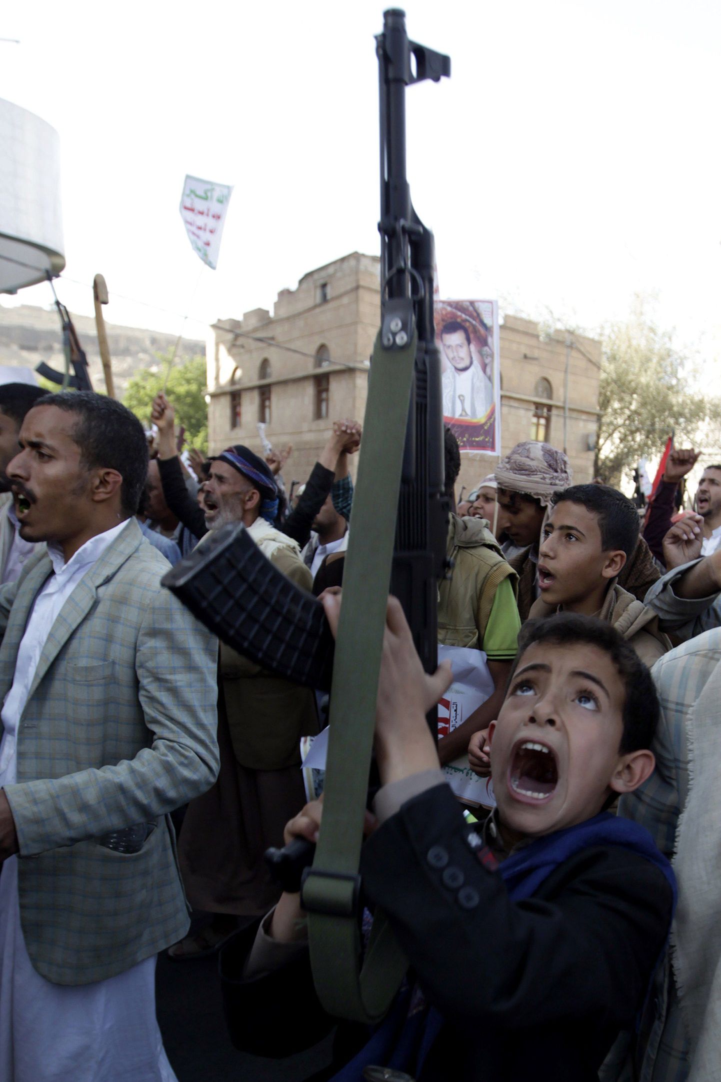 Jeemeni poiss automaadiga rahvahulga seas