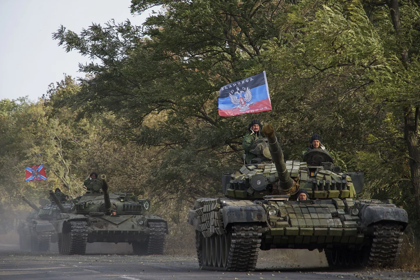 Separatistid sõitmas Ida-Ukrainas Vene tankidega.