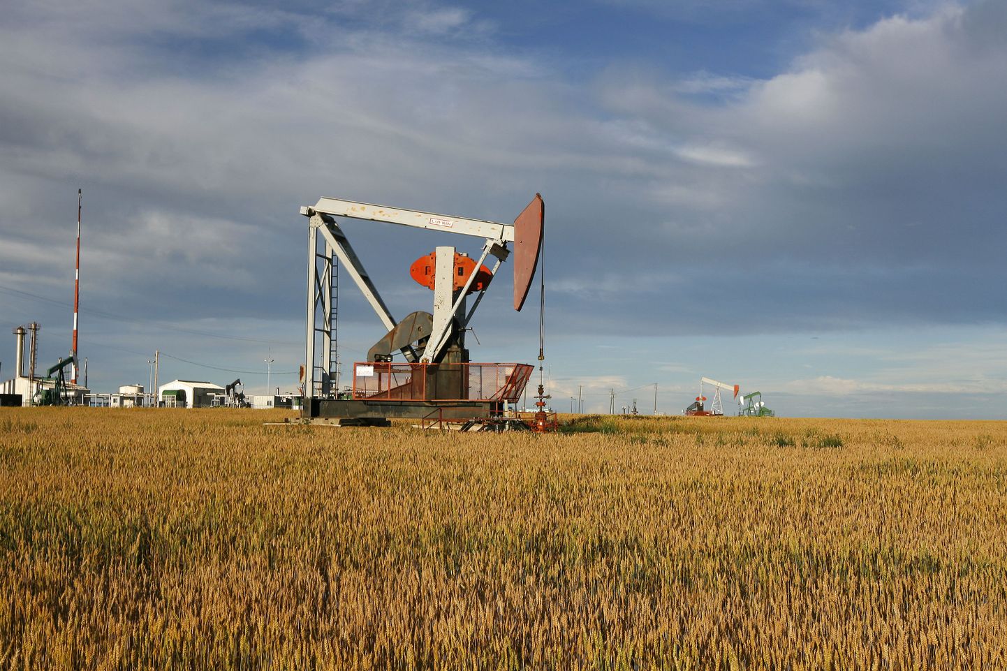 PennWest Petroleumile kuuluvad naftapuurtornid Kanadas Albertas.