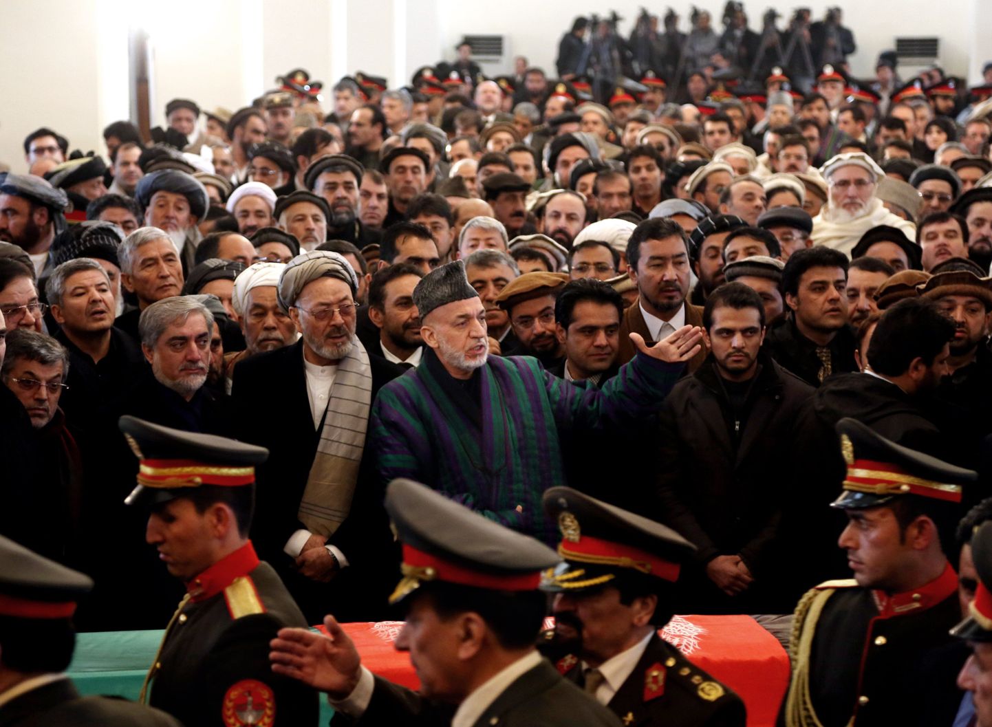 Samal ajal, kui tapeti Rootsi ajakirjanik, viibis Afganistani president Hamid Karzai (keskel) asepresident Mohammad Qasim Fahimi matustel, mille turvalisuse tagamisega tegeles suurem osa Kabuli julgeolekutöötajatest.