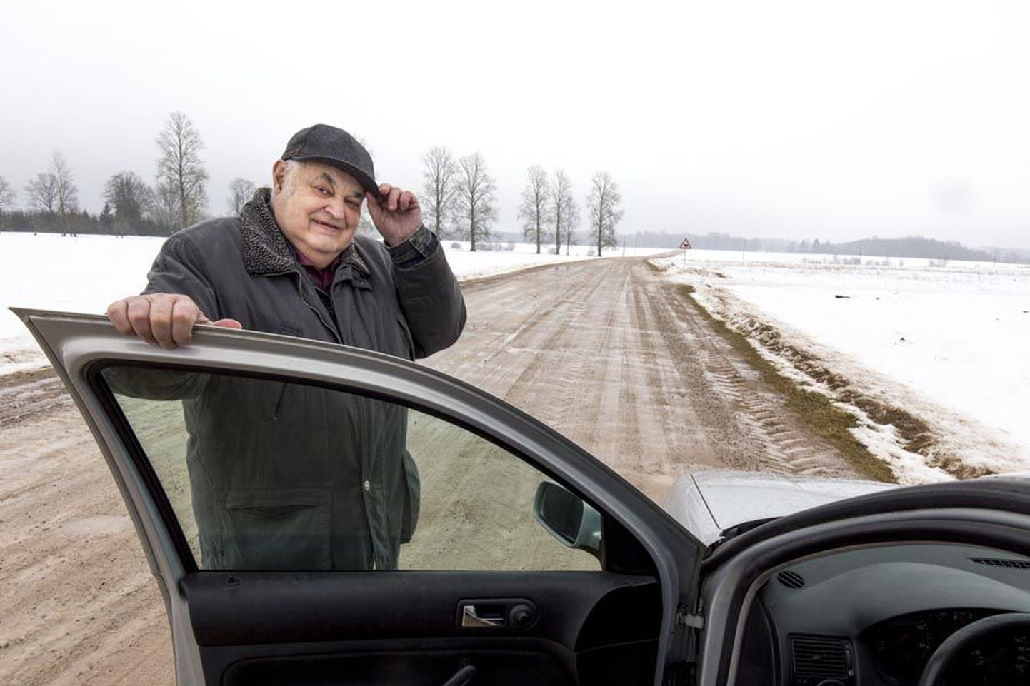 Ako Luts seisab oma autoga Metsküla porisel teel, foto on tehtud mullu märtsis.
