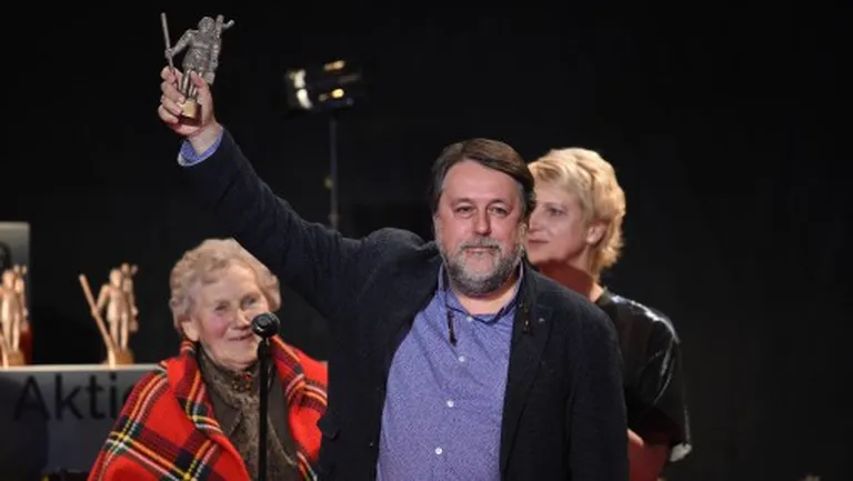 Vitālijs Manskis saņem balvu par  dokumentālo filmu «Saules staros» 