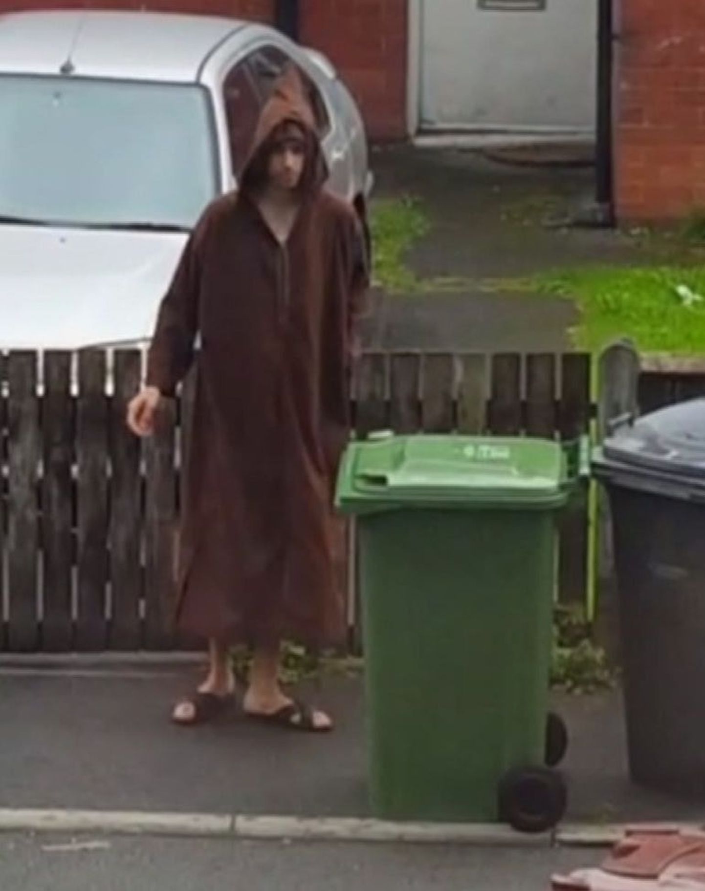 Kaader videost, kus on näha Salman Abedit oma kodu juures Manchesteris.