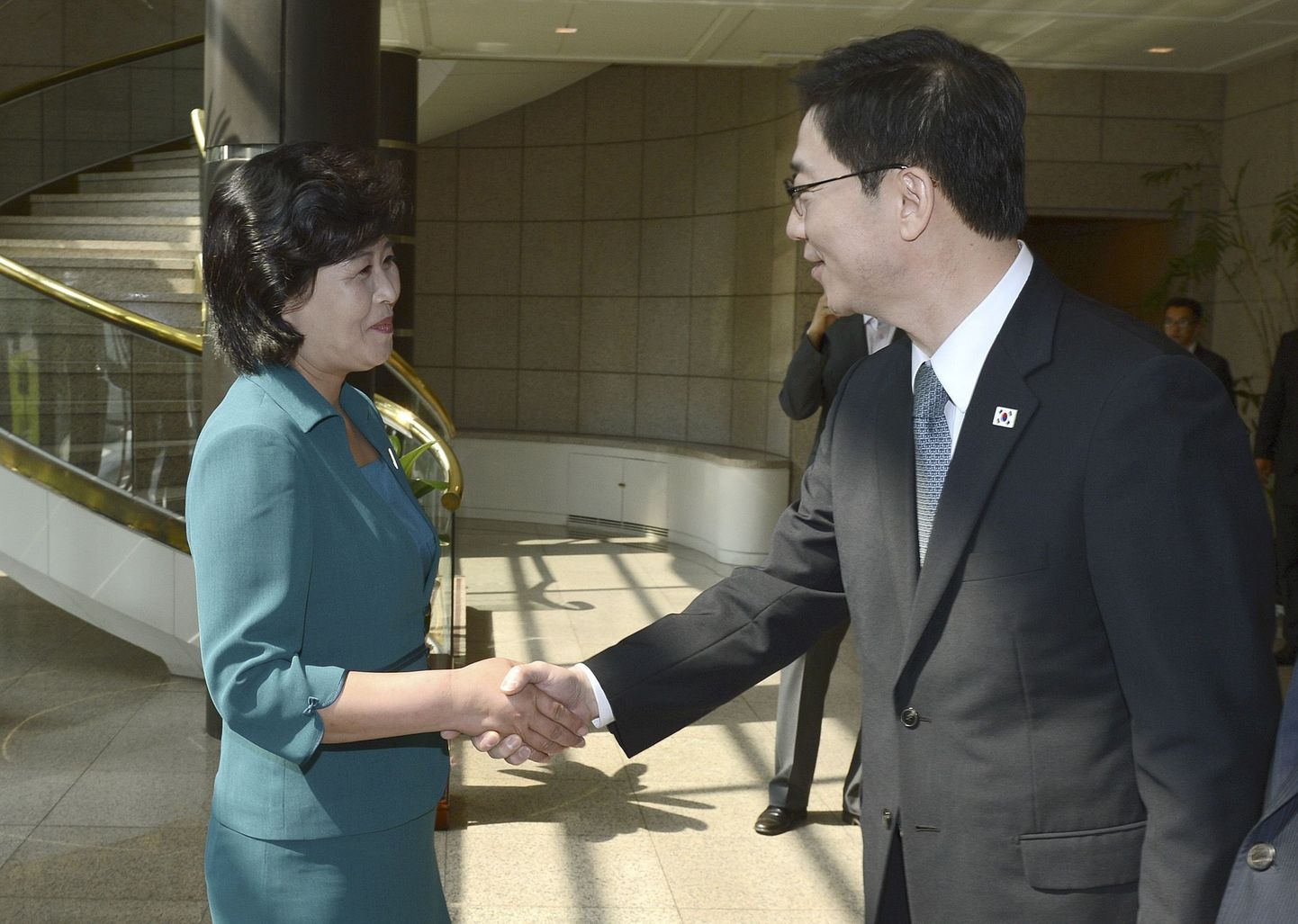 Справа представитель Южной Кореи Чун Ха-сунг, слева - Северной - Ким Сонг Хай.
