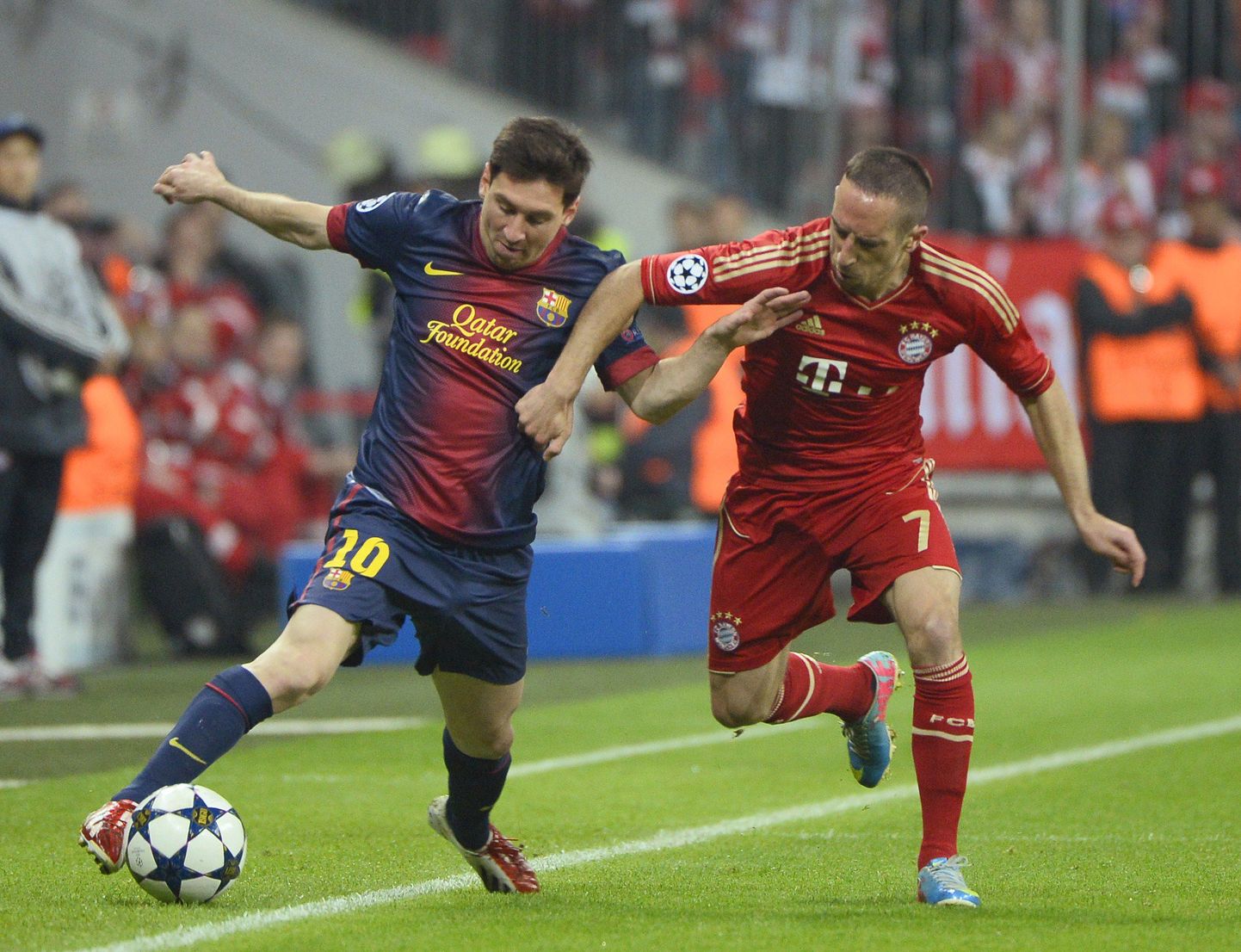 Lionel Messi (vasakul) heitlemas Franck Ribery'ga.