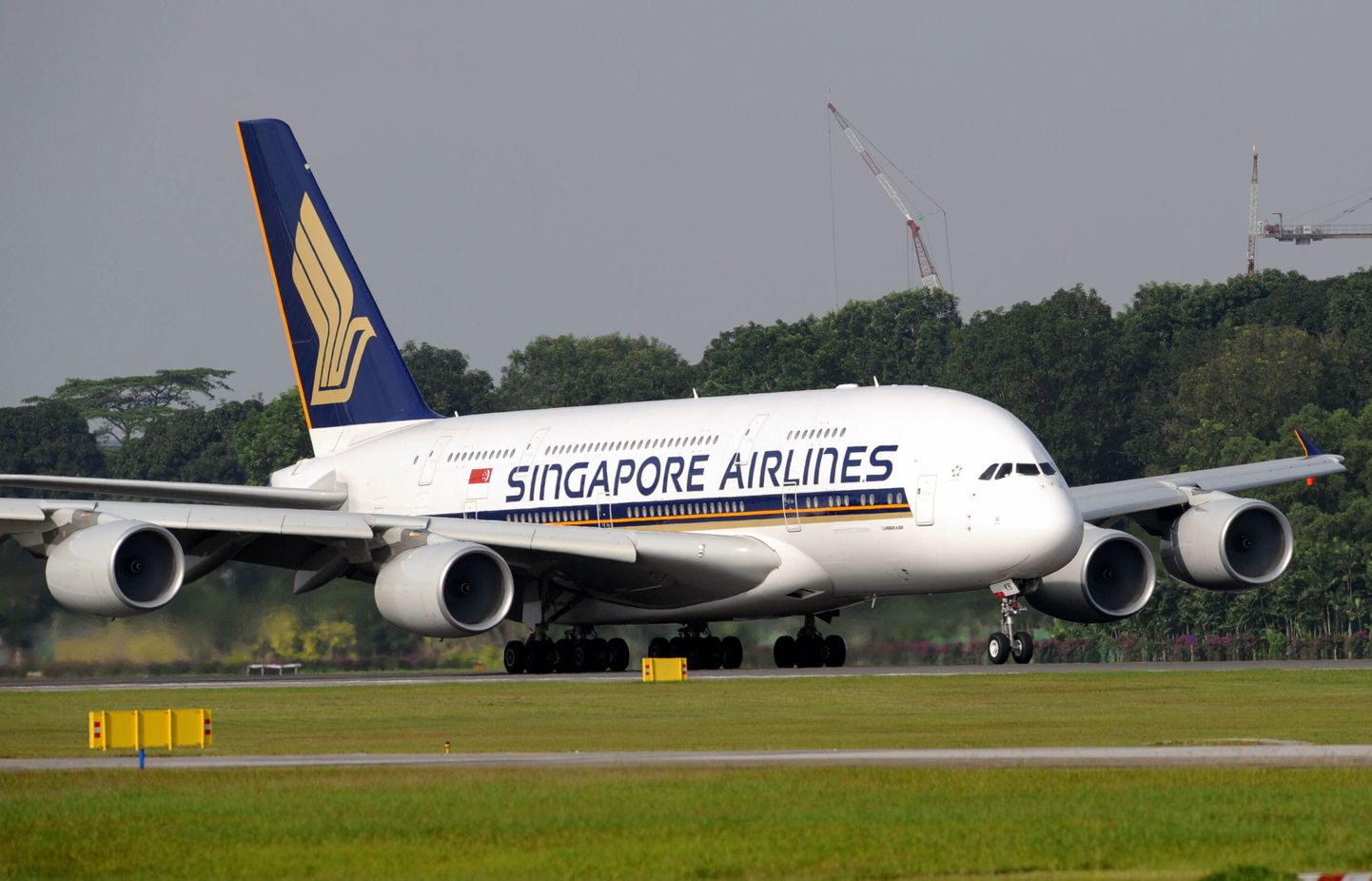 Singapore Airlinesile kuuluv Airbus A380 Changi lennujaamas Singapuris.