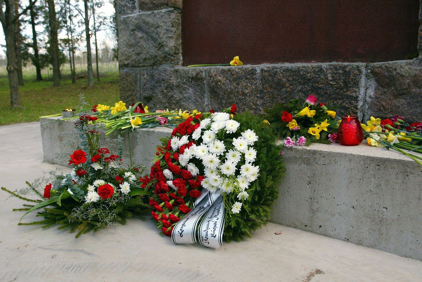 Slaavi Kultuuri Ühing ning mõnikümmend Punaarmee veterani tähistasid 9. mail 2005. aastal Viljandis Männimäe obeliski juures 60 aasta möödumist Saksamaa üle saavutatud võidust.