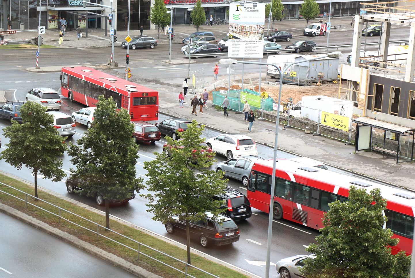 Täna ja homme käivad asfaltimistööd Turu tänaval uue kaubanduskeskuse poolsel küljel. Homme suletakse Riia tänaval uue kaubanduskeskuse ees olev kõnnitee ja alumine bussipeatus, bussid 2 ja 5 peatuvad 13. augustini Hansakeskuse ees.