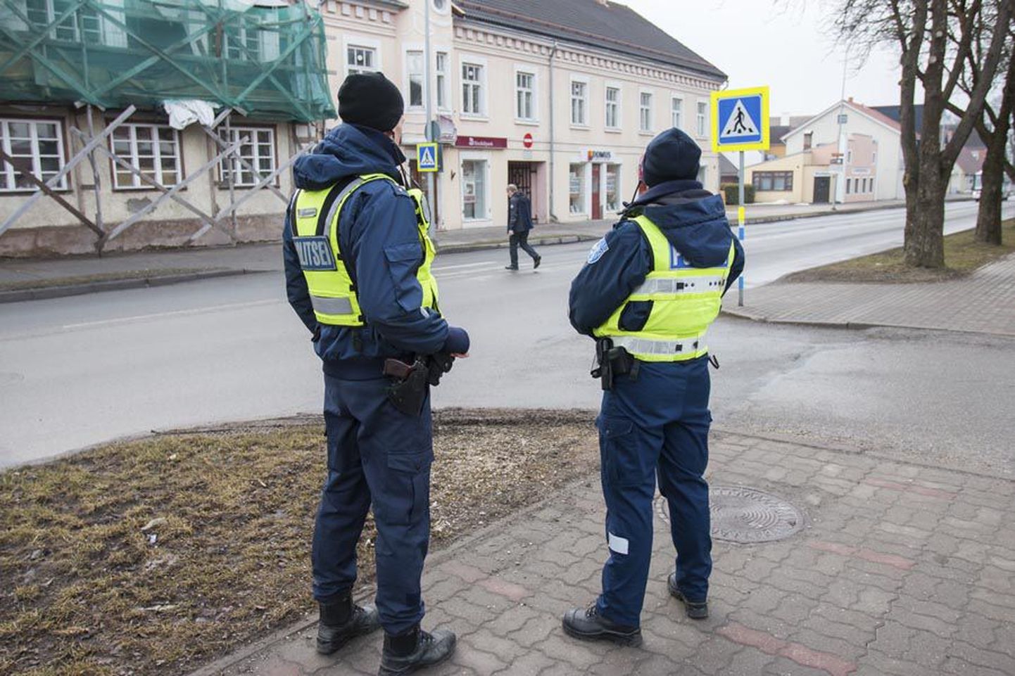 Politseinikud kõndisid eile mitmel pool Viljandis ülekäiguradade ümbruses ja veendusid, et nii autojuhid kui jalakäijad oskavad nende läheduses õigesti käituda.
