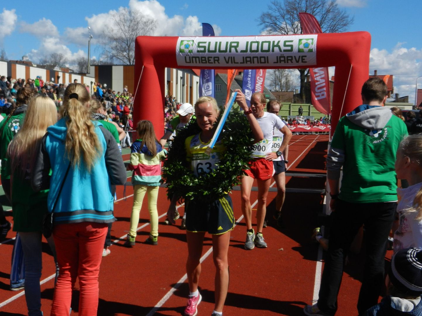 Leila Luik võitjana Viljandi järvejooksu finišis.