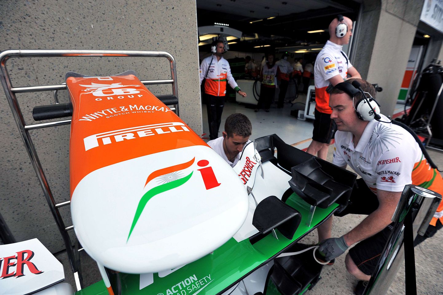 Force India meeskonna liikmed tööhoos.