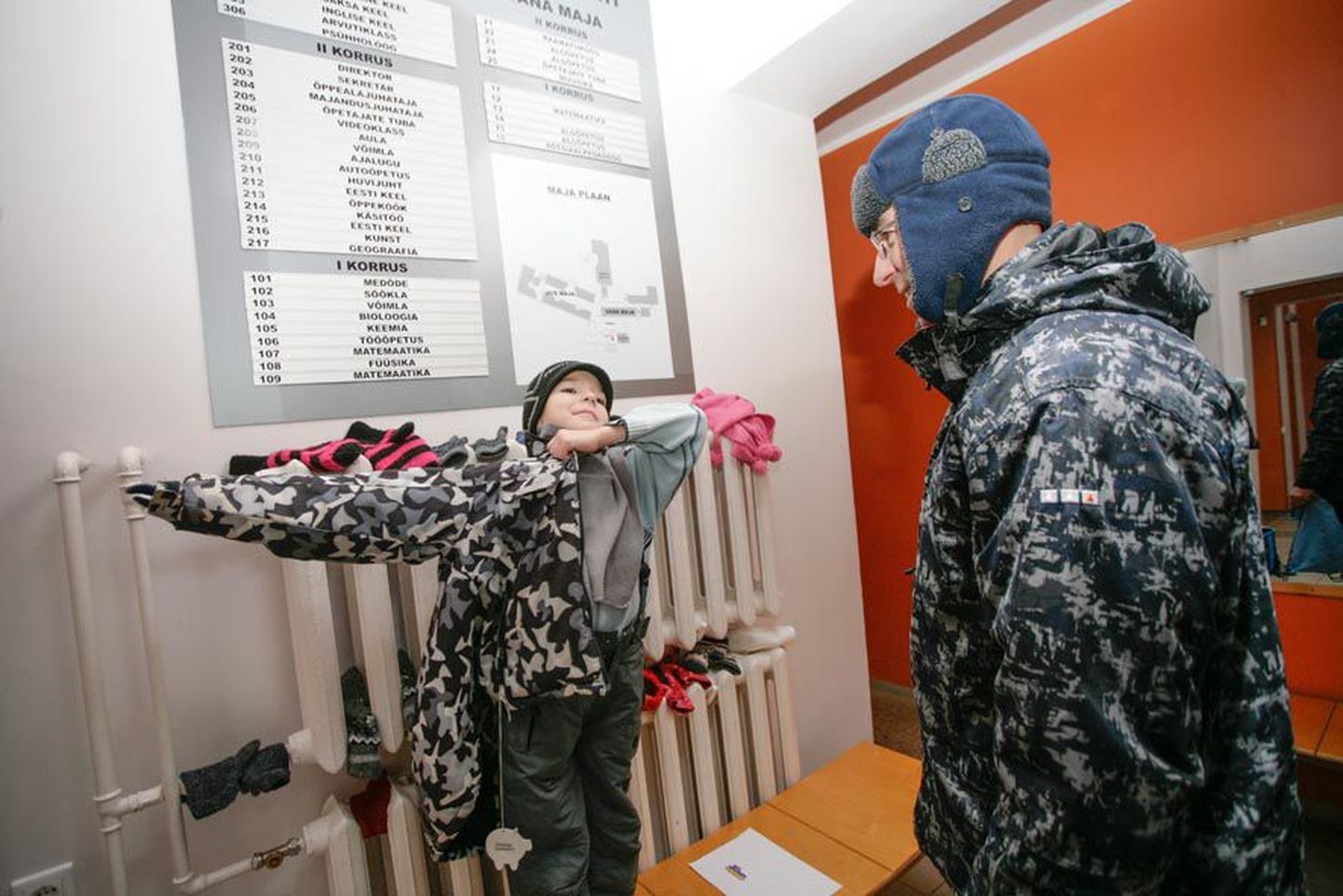 Aravete keskkooli lapsed kuivatavad oma rõivaid radiaatoril, mille on soojaks kütnud viis protsenti odavam roheline energia. Pildil Indrek Tokaruk koos isa Igoriga.
