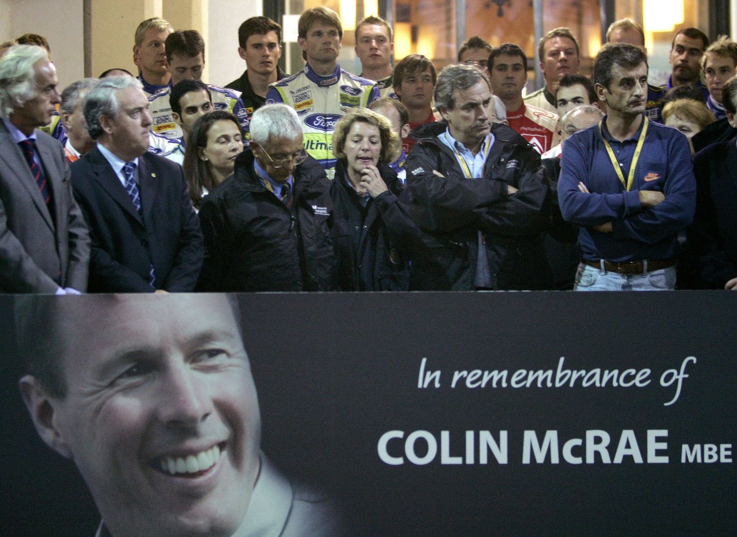 Konkurendid ja poolehoidjad Colin McRaed mälestamas.