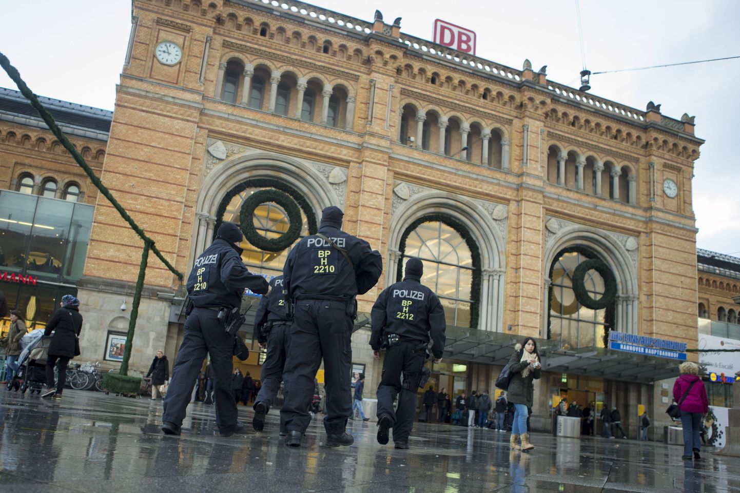Politsei Hannoveri raudteejaama ees, kus intsident toimus.