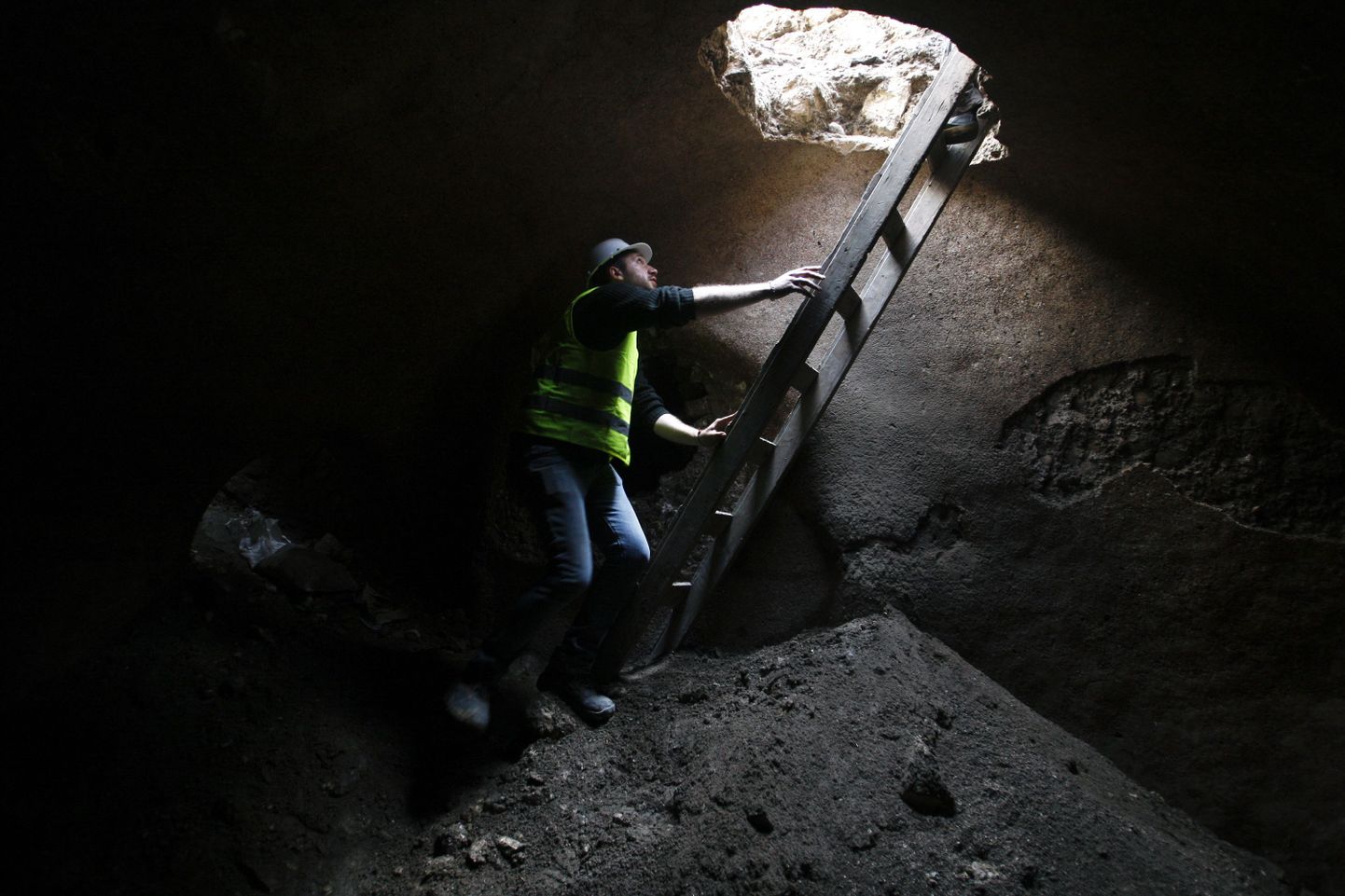 Iisraeli arheoloog laskumas väljakaevamispaika