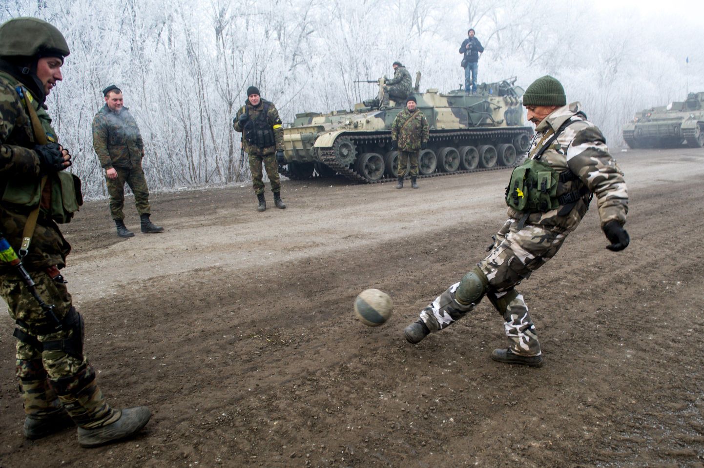 Ukraina sõjaväelased Debaltsevesse viival teel täna jalgpalli mängimas.