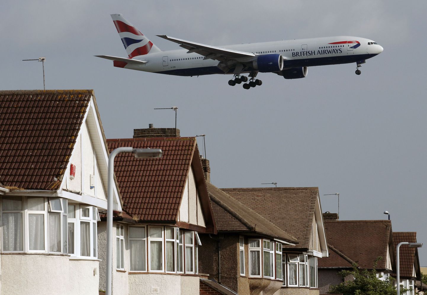 British Airwaysi lennuk 20.mail Londoni Heathrow lennuväljale maandumas.