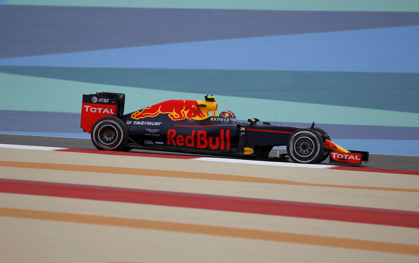Болид Даннила Квята во время первой практики Гран-при Бахрейна.