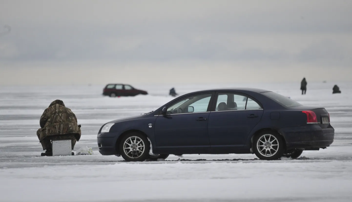 Kehvade jääolude tõttu pole talikalastajad juba mitu aastat autodega Peipsile saanud. See foto pärineb viie aasta tagusest ajast.