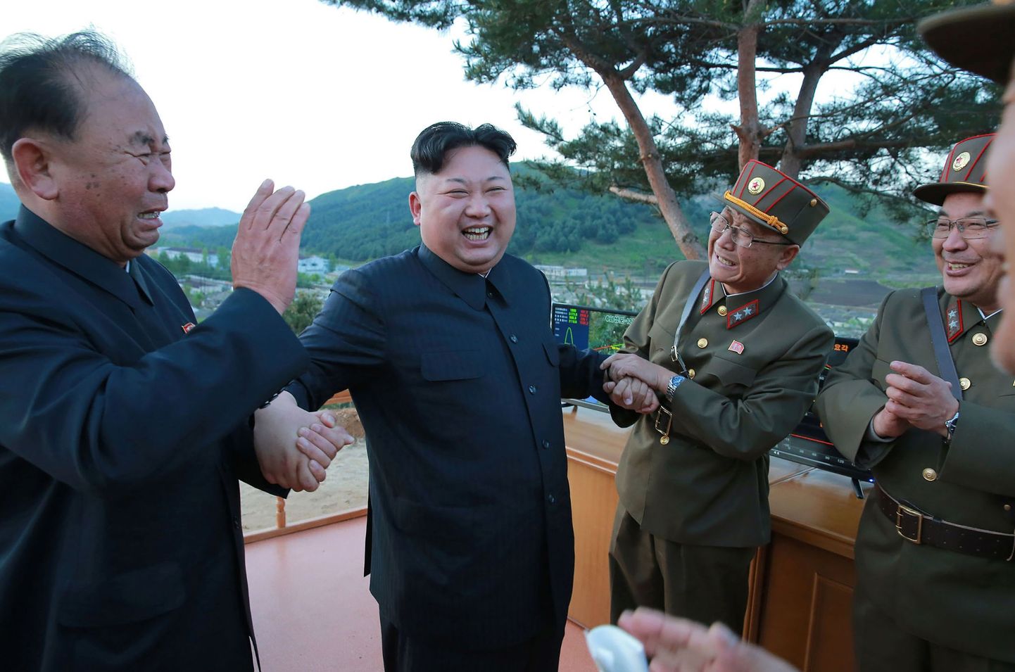 Sõjaväelased õnnitlemas Põhja-Korea liidrit Kim Jong-uni maikuise väidetavalt eduka raketikatsetuse järel.