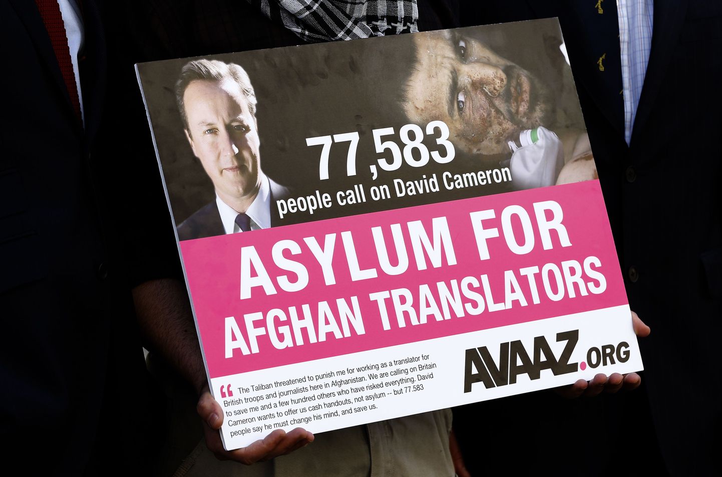 Plakat, millega nõutakse asüüli andmist afgaani tõlkidele, Briti välisministeeriumi juures.